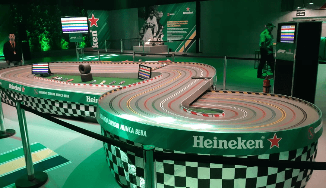Detalhe de pista de autorama personalizada para ativação