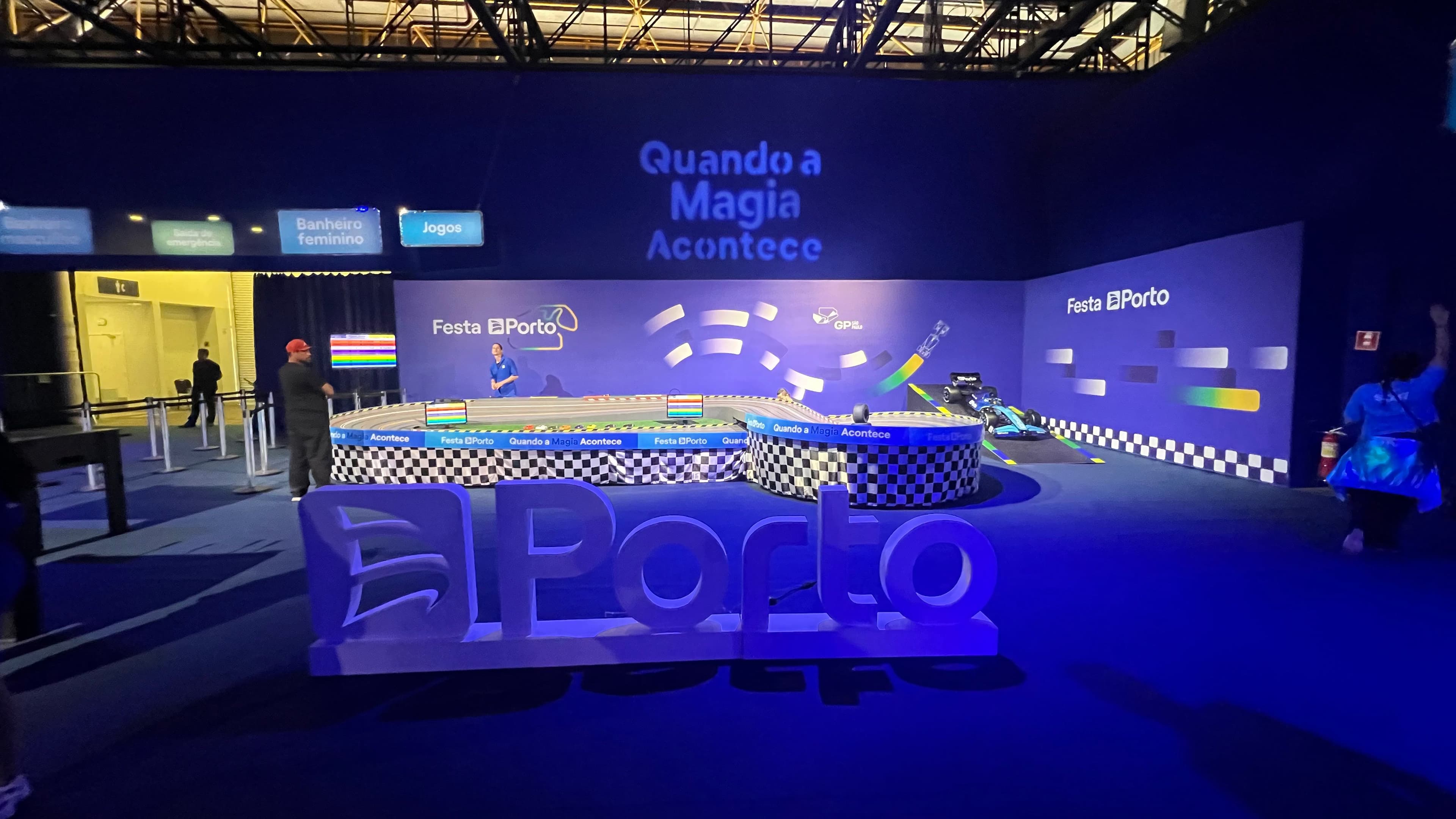 Convidados participando de corrida em autorama profissional