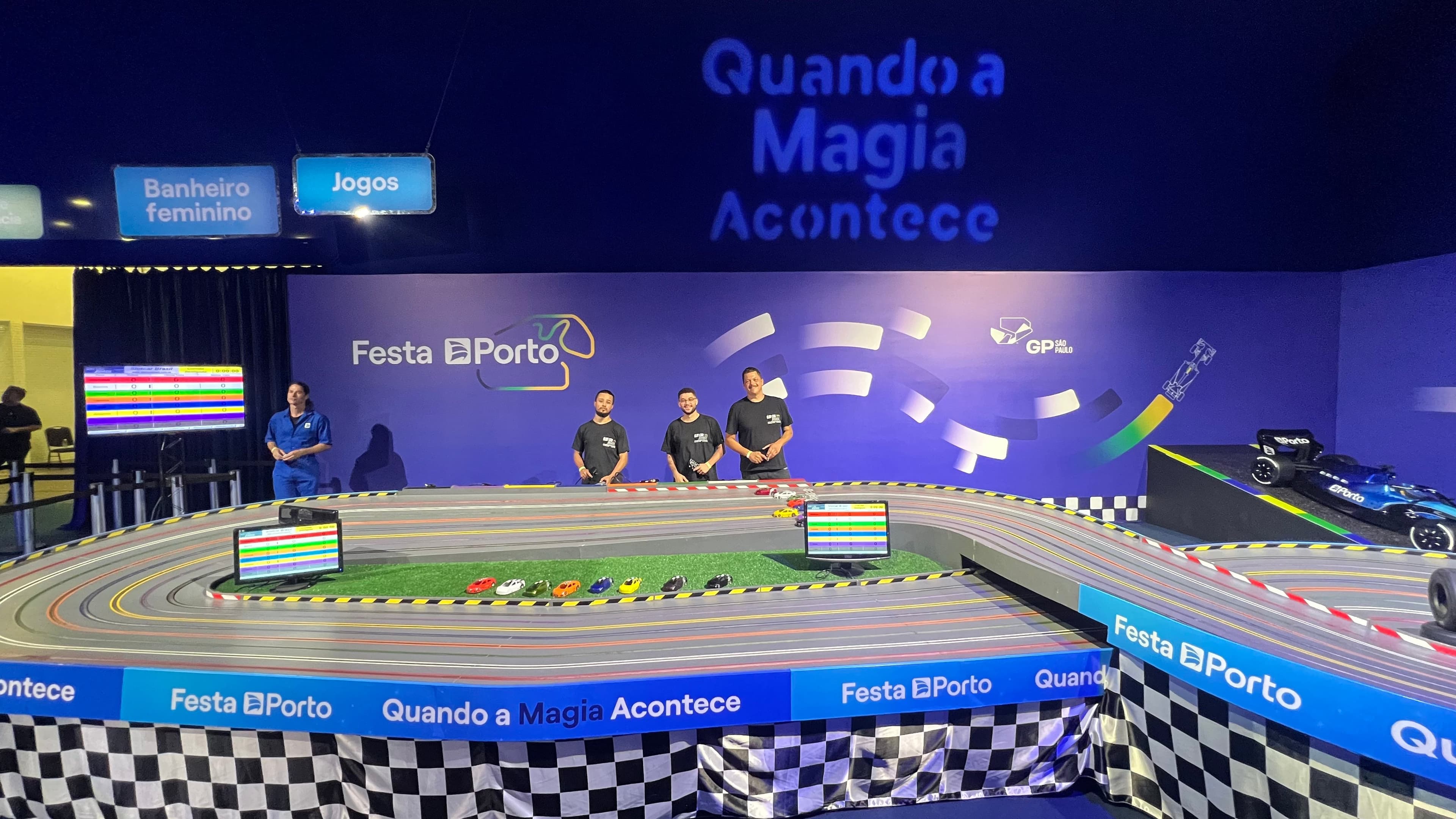 Pista de autorama personalizada em evento atendido pela AlugaGames